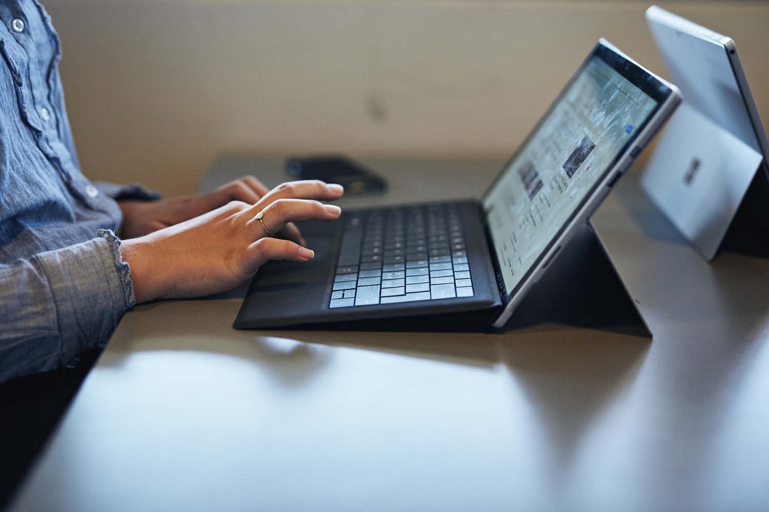 Hænder Computer Broe Hænder Computer Broe